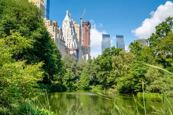 A tó a központi Park, a midtown Manhattan látképének én — Stock Fotó