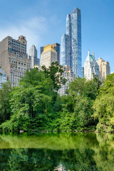 A tó a központi Park, a midtown Manhattan látképének én — Stock Fotó