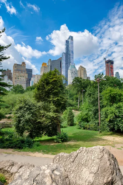 Central Park z widokiem midtown Manhattan skyline w Ne — Zdjęcie stockowe