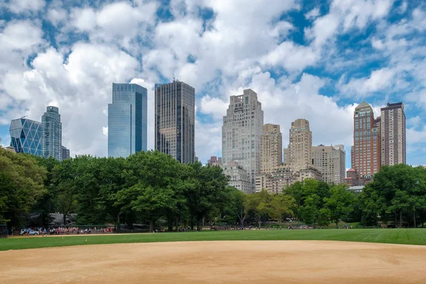 Baseball területen, a Central Park a midtown Manhattan, New yor kilátással — Stock Fotó