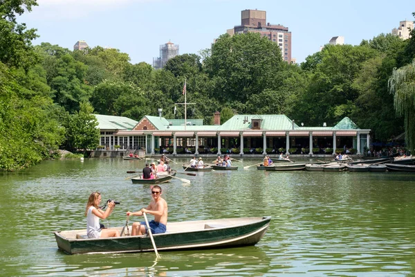 Roddbåtar vid sjön i Central Park i New York City — Stockfoto