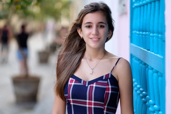 Hermosa adolescente hispana de pie junto a un viento colorido —  Fotos de Stock