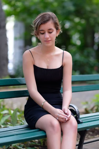 Hiszpańskie dziewczyny nastoletnie romantyczny wygląd, siedząc na drewnianych b — Zdjęcie stockowe