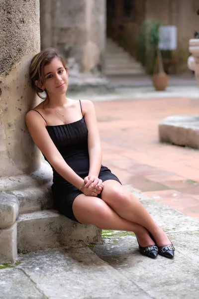 Retrato romántico de una adolescente bastante hispana apoyada en un — Foto de Stock