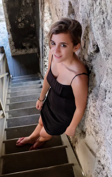 Menina adolescente bastante hispânica em pé em uma escada de madeira velha — Fotografia de Stock