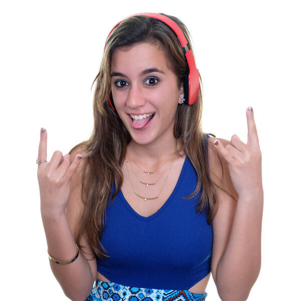 Девочка-подросток слушает музыку на беспроводных наушниках изолированы
