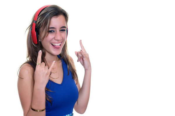 Девочка-подросток слушает музыку на беспроводных наушниках изолированы
