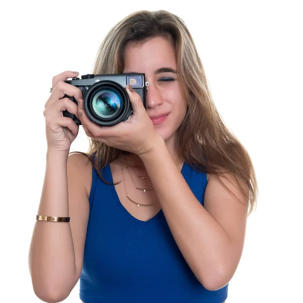 漂亮的少女用专业相机拍照 — 图库照片