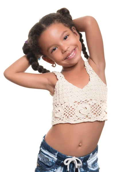 Портрет милої афроамериканської маленької дівчинки ізольованої на білому — стокове фото