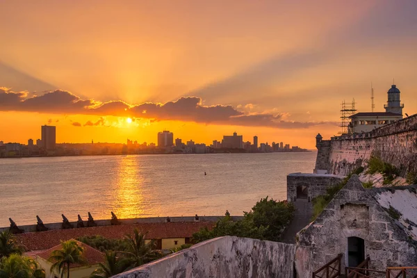 Puesta de sol en La Habana con la puesta de sol sobre los edificios —  Fotos de Stock