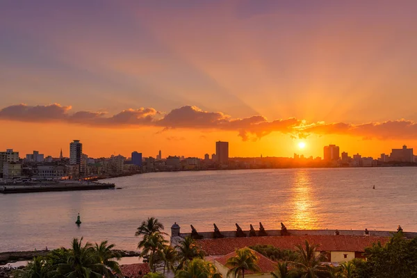 Beautiful sunset in Havana with the sun setting over the buildings — Stock Photo, Image