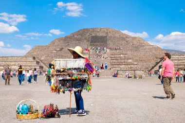 Meksikalı kadın Meksika'da Teotihuacan arkeolojik site tipik Hediyelik eşya satan