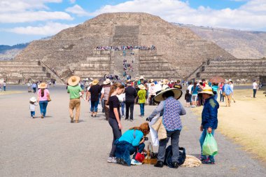Turistler Teotihuacan arkeolojik Hediyelik eşya satın alma
