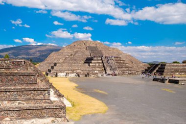 Ay ve Mexico City yakınındaki Teotihuacan, Kolomb öncesi diğer yapıların piramit