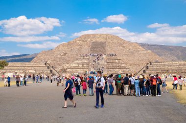 Turistler Teotihuacan arkeolojik Hediyelik eşya satın alma