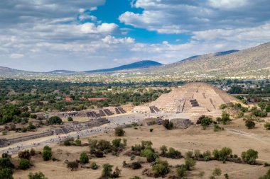 Ay piramit ve Meksika'da Teotihuacan, ölülerin Avenue görünümü
