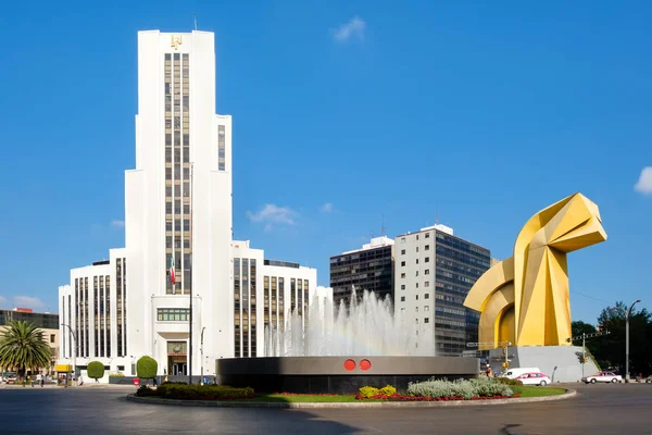 Das nationale Lotteriegebäude und die El Caballito-Skulptur in Mexiko-Stadt — Stockfoto