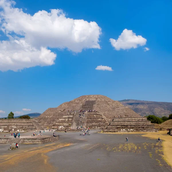 A pirâmide da lua em um dia ensolarado em Teotihuacan, no México — Fotografia de Stock