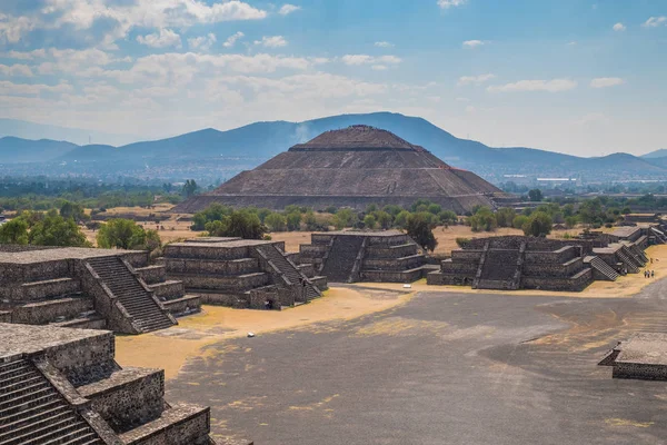 La Pirámide del Sol y la Avenida de los Muertos en Teotihuacán en México —  Fotos de Stock