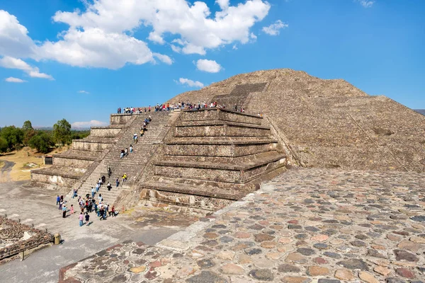 La Pirámide de la Luna y otras estructuras precolombinas en Teotihuacán en México —  Fotos de Stock