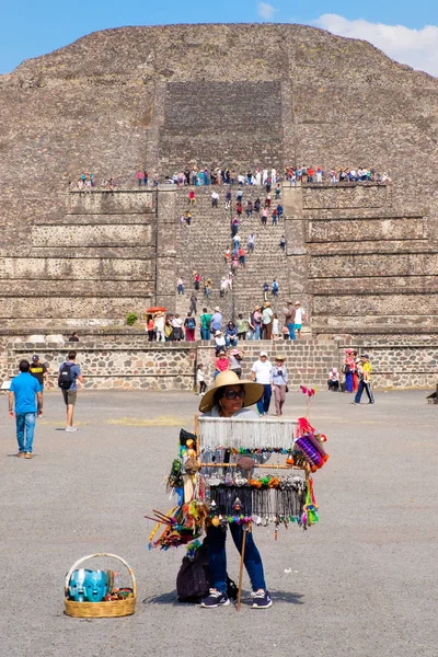 Mexikói nő értékesítési tipikus emléktárgyak a Mexikóban Teotihuacan régészeti lelőhelye — Stock Fotó