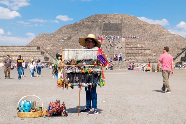 Mexicaanse vrouw verkoop van typische souvenirs bij de archeologische site van Teotihuacan in Mexico — Stockfoto