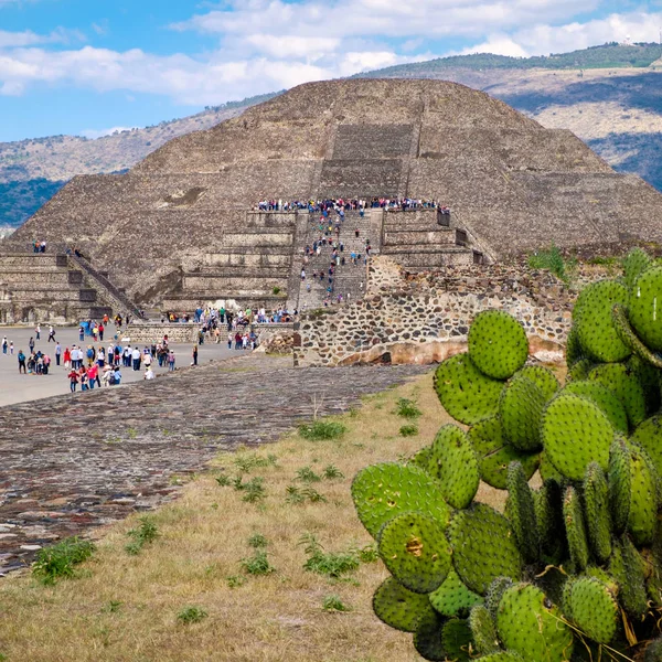 Widok ruin w Teotihuacan, głównych wykopaliska archeologiczne w Meksyku — Zdjęcie stockowe