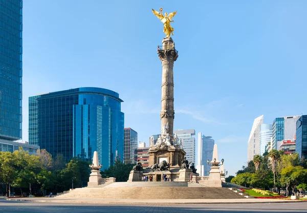 Anděl nezávislosti a Paseo de La Reforma v Mexiku — Stock fotografie