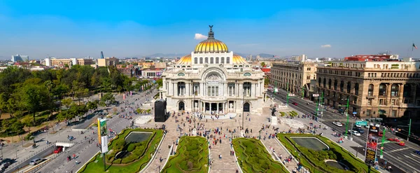 Panoramisch uitzicht op het Palacio de Bellas Artes, de Alameda Central en centrum van Mexico City — Stockfoto