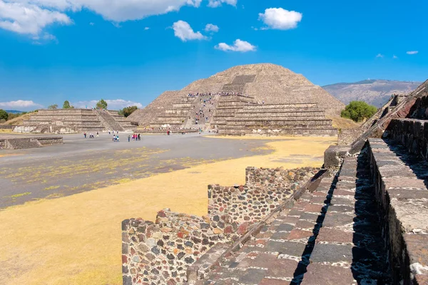 A Pirâmide da Lua e outras estruturas pré-colombianas em Teotihuacan, no México — Fotografia de Stock