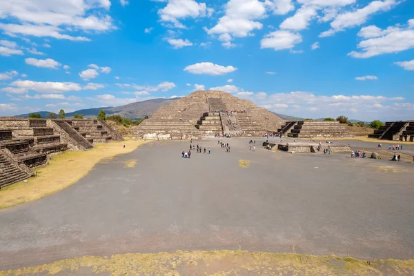 A Pirâmide da Lua e a Praça da Lua em Teotihuacan — Fotografia de Stock