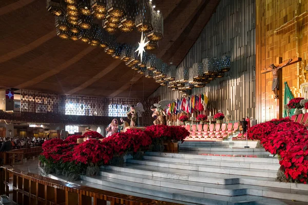 Ołtarzem w bazylice Matki Bożej z Guadalupe w Meksyku — Zdjęcie stockowe