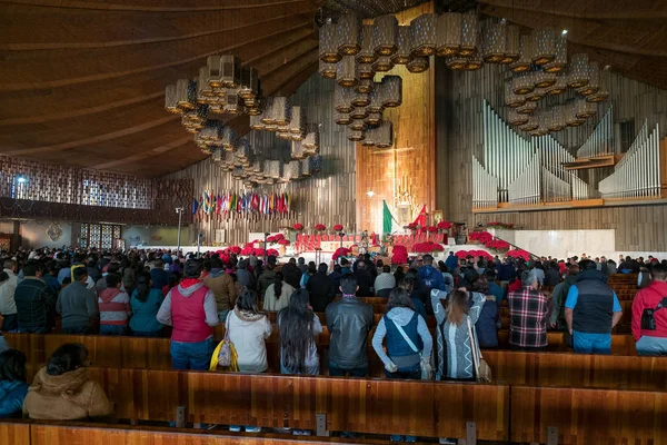 Mexicanos preparándose para una misa matutina en la Basílica — Foto de Stock
