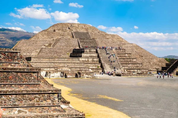 A Pirâmide da Lua e outras estruturas pré-hispânicas em Teotihuacan, no México — Fotografia de Stock