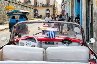 Güzel eski model Cabrio araba Eski Havana'da bir sokakta