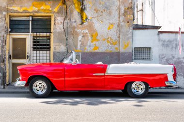 Eski püskü bir eski Havana'da bina yanında klasik rconvertible araba
