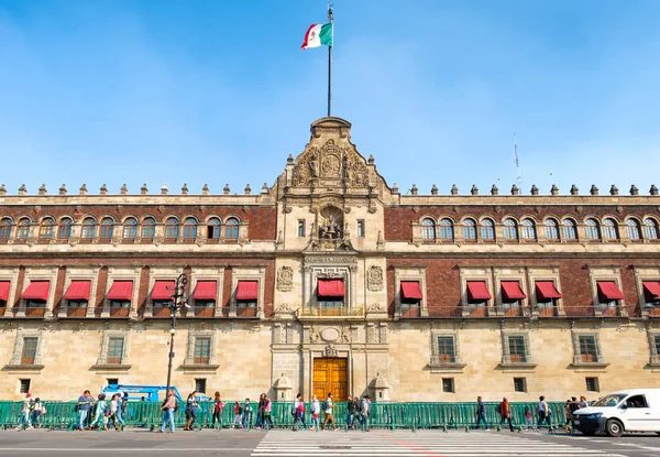 El Palacio Nacional junto al Zócalo en la Ciudad de México — Foto de Stock