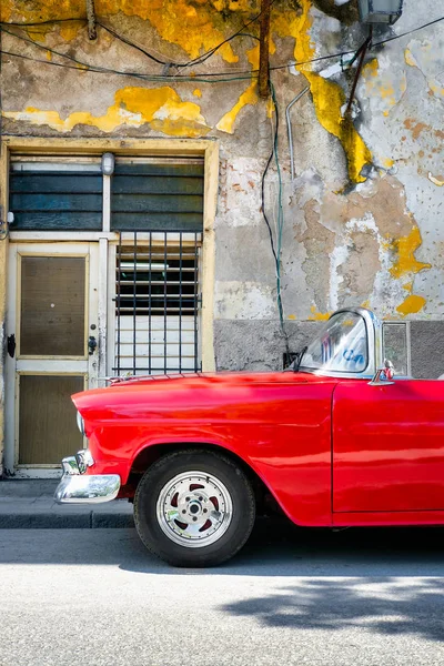 Eski püskü bir eski Havana'da bina yanında klasik Cabrio araba — Stok fotoğraf