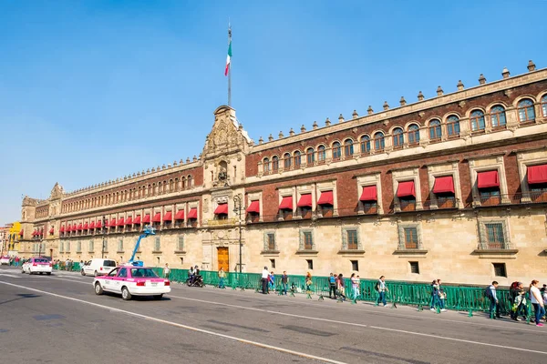 El Palacio Nacional junto al Zócalo en la Ciudad de México — Foto de Stock