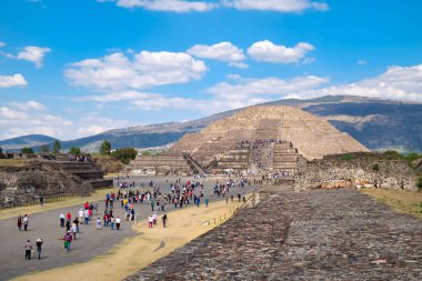 Ay ve Avenue of the Dead Meksika'da Teotihuacan, piramit