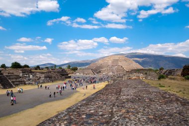 Ay ve Avenue of the Dead Meksika'da Teotihuacan, piramit