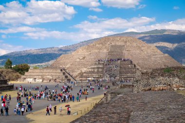 Ay ve Avenue of the Dead Meksika'da Teotihuacan, piramit