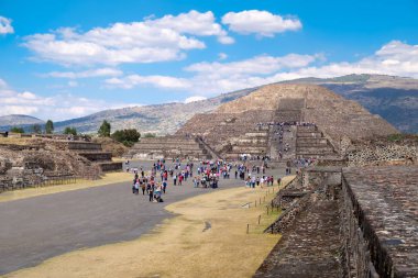 Ay ve Avenue of the Dead Meksika'da Teotihuacan, piramit