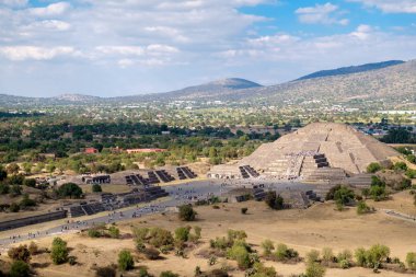 Ay ve Avenue of the Dead Meksika'da Teotihuacan, piramit