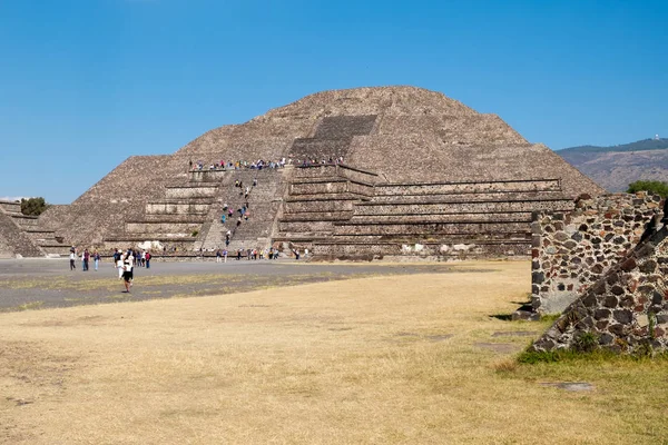 La Pirámide de la Luna en Teotihuacán cerca de la Ciudad de México —  Fotos de Stock