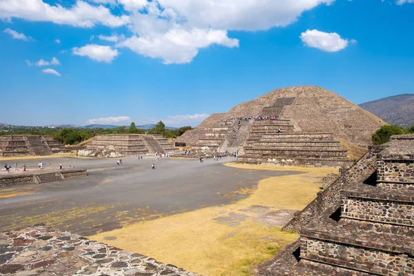 A piramis, a Hold, és más ősi romok Teotihuacan — Stock Fotó