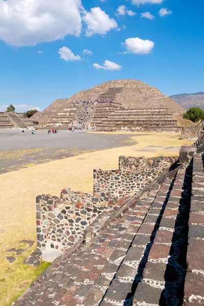 A piramis, a Hold, és más ősi romok Teotihuacan — Stock Fotó