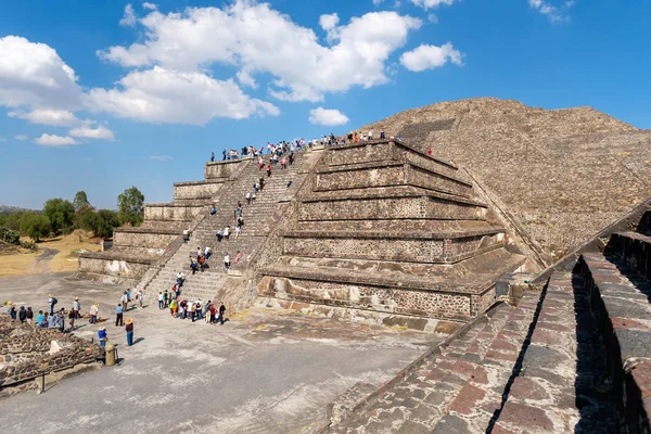 A pirâmide da lua e outras ruínas antigas em Teotihuacan — Fotografia de Stock