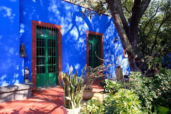 Colorful courtyard at the Frida Kahlo Museum in Mexico City — Stock Photo, Image