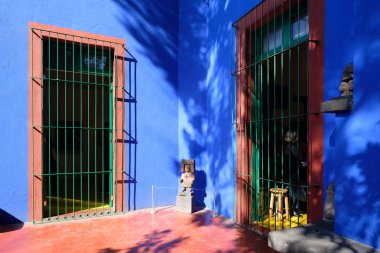 Mexico City'deki Frida Kahlo müzede renkli avlu